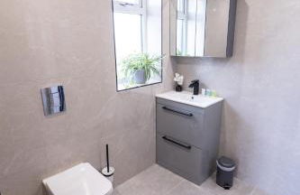 Brand-New Top-Floor Flat with Stunning Balcony & Parking - Foto 24