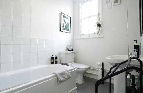 d-Entire 2-Bedroom Apartment in the bustling City Centre WIFI TRAIN & BUS STATION - Foto 5