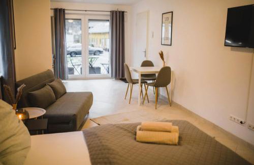 HUGOS Studio Apartment - Photo 5