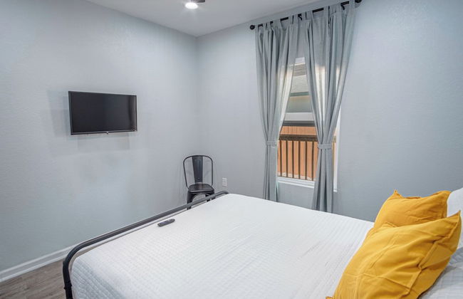 Newly Remodeled 4BR 2BA Near Amazing Downtown - Photo 6