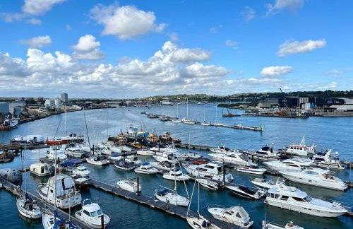 Luxury 2 Bed Apartment - River Views - Parking - Photo 18