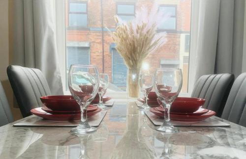 Modern 2 Bedroom House with 2 Ensuite and Free Parking - Photo 8