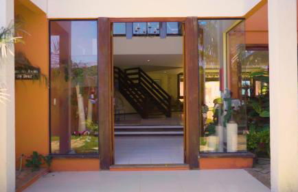 Belíssima Casa com extensa área externa - piscina, sauna, churrasqueira e campo de futebol - com 5 suítes e a 500 metros da Rua das Pedras - Foto 24