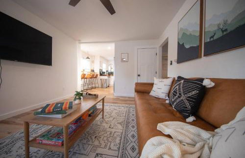 Centrally Located Cozy Modern Home in Bethel - Foto 37