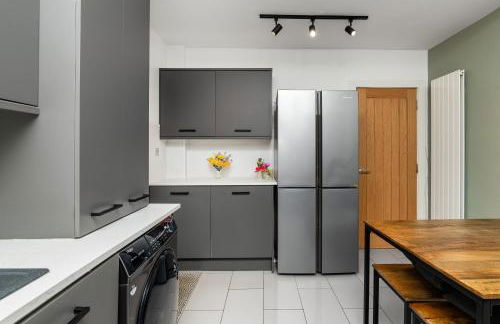 3 Bedroom House-Free Parking-by Holiday Homes - Foto 17