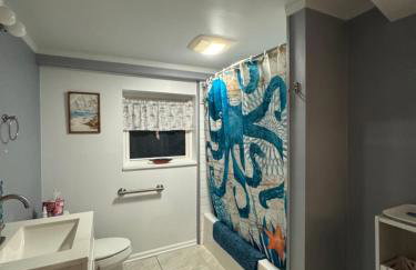 Spacious furnished in-law apartment with private deck and patio close to Light Rail - Foto 11