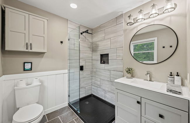 The Evergreen Escape by Avantstay Modern Cabin w Volleyball Court Hot Tub - Foto 28