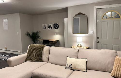 Bright 2-Bedroom Apartment in Federal Hill with Parking, Walk to Atwells Ave - Foto 16