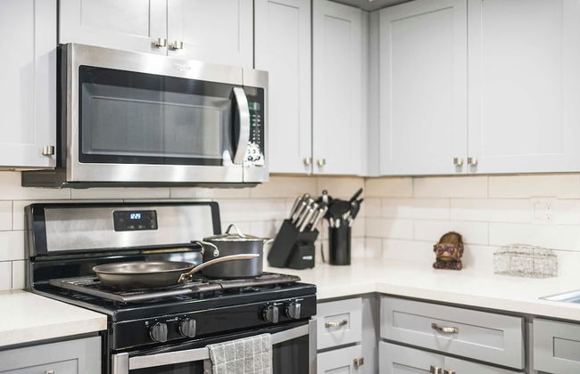 Charming Escape With Stylish Decor & Outdoor Space - Foto 17