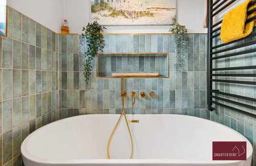 Marlow - Three Bedroom House - Parking - Photo 24