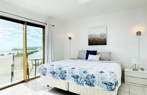 Bayfront Apartment Breathtaking Views- one bedroom w balcony- living room -Free Parking - Foto 3