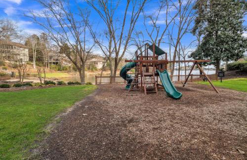 Lake front Keowee Condo with Balcony & Resort Amenities! 20 min to Clemson condo - Foto 15