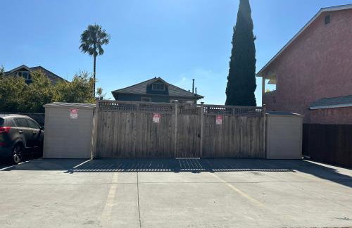 3-Bedroom, Prime Location, Private Backyard! - Foto 40