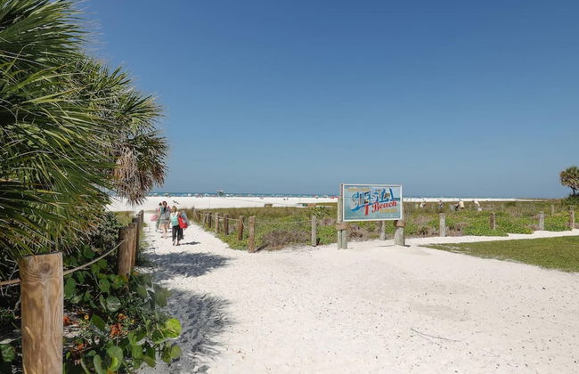 Beach Bliss 2BR Tropical Retreat Heated Pool - Foto 26