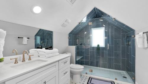 Mega Home - Up to 20 People - Mins 2 ACL-F1-Dwntwn - Foto 3, towels, Shower