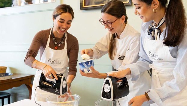 Batiendo huevos para hacer tiramisú