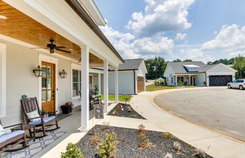 Greenwood Getaway with Furnished Patio and Lake View - Foto 26