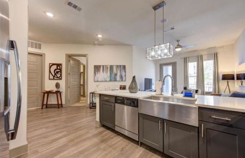 Lux Modern Art Apartment Near Eateries and Theater by RGS - Foto 6