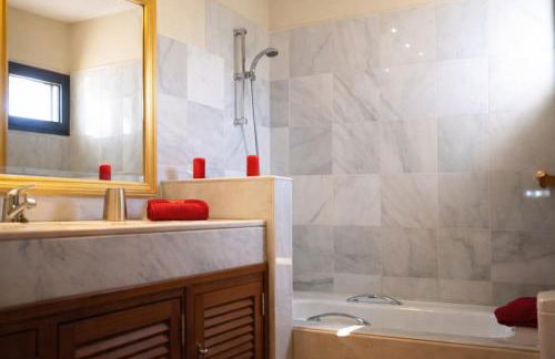 VILLA ALAI. PRIVACIDAD. PISCINA CLIMATIZADA. WIFI. TV CABLE. - Foto 24