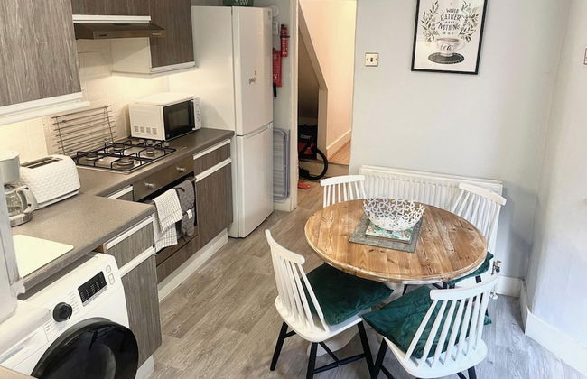 1 Bed Victorian Flat Sleeps 4 - Garden & Patio - Foto 9