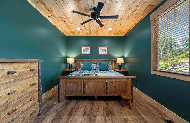 Black Bear Lodge by Avantstay Lakefront, Dock, Pool, Theater Sleeps 20+ - Foto 43