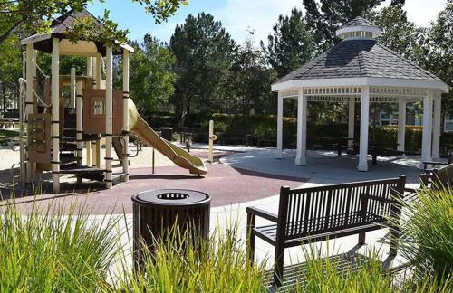 Entire Private Home with 4 Bedrooms 2 Bathrooms, Mountain Edge, New House, Ranch, Gated Yard, Available Now - Foto 76