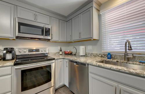 Coastal Getaway with Porch, 2 Mi to Niantic Beach! - Foto 3