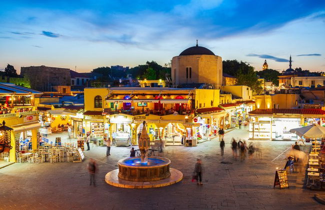 Recorrido a pie privado por la magia navideña de Rodas - Foto 8