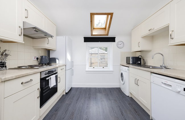JOIVY Beautiful 2-Br Mews Home, Near Princes Street - Foto 17