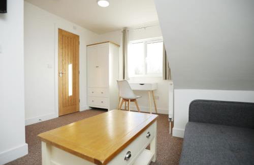 Gloucester Rd By N And N Stays, Newly Refurbed 6 Bed all ensuite house by N And N Stays Ltd, Perfect for contractors and Corporate stays, Close to YTL Arena Site, Pvt Parking for Vans and and work vehicles, Wifi - Foto 20