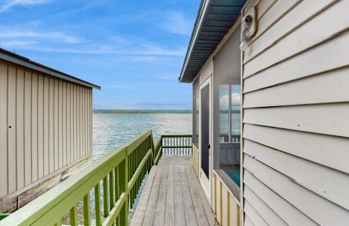 2BR Lakeside Home with Patio, Porch and AC - Foto 19