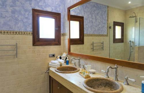 Villa with private pool and tennis court 150 metres from the sea-Villa el Olivo - Photo 33