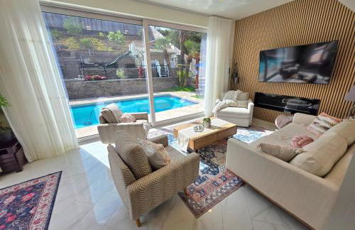 Sunny 5BEDR00MS with Pool, Zip Line, Game Room, Kid's Playhouse - Foto 1