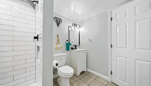 Comfort, Fun, & Charming - 5BR Oasis with Pool - Foto 4