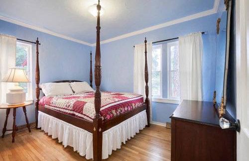 PRIVATE HOME Walk to Downtown CHERRY BLOSSOM COTTAGE Hot Tub SLEEPS UP TO 6 GUESTS - Foto 12