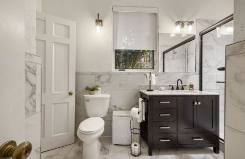 Stylish Mountain Retreat with Sunroom and Pergola - Foto 49