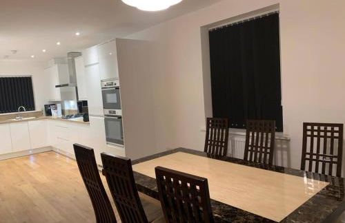 4Bed House - Direct links into Central London - Foto 8