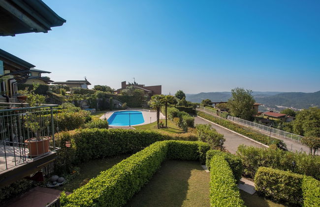 Red Villa With Shared Pool and Private Garden is the new Black on Lake Garda - Foto 25