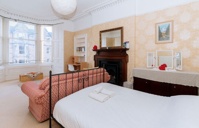 Spacious 4 Bedroom Apartment Near The Meadows/old Town - Foto 1