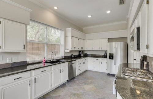 Spacious and Luxury Home w Cinema Room and Pool - Foto 8