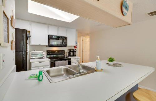 Condo with Pool Access and Patio 8 Mi to Disney! - Foto 9