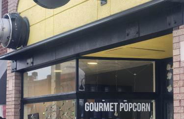 Tree House 6 bedrooms, 2 blocks from everything - Foto 16