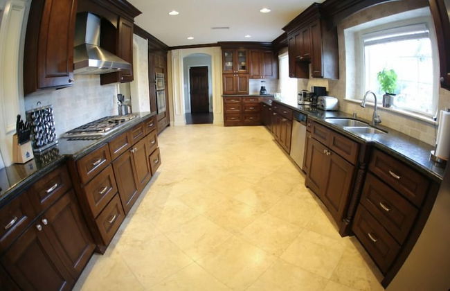 Incredible Estate 5 Bedrooms 3 Bathroom W/resort Style Rock Pool & Jacuzzi - Photo 19