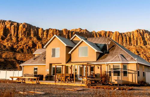 Moab Desert Home, 4 Bedroom Private House, Sleeps 10, Pet Friendly - Photo 1
