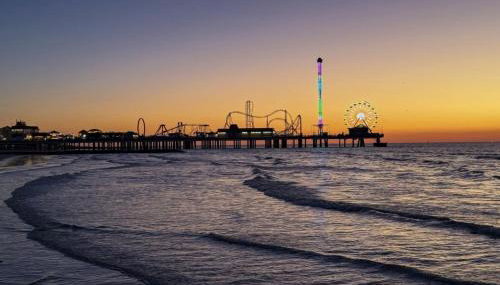 4BR Boutique Coastal Home, Walk to Beach and The Strand, Sleeps 10 - Foto 3