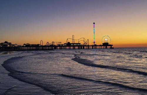 4BR Boutique Coastal Home, Walk to Beach and The Strand, Sleeps 10 - Foto 3