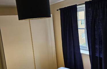 Sleek 4 bed Apartment with 2 bathrooms - Photo 9