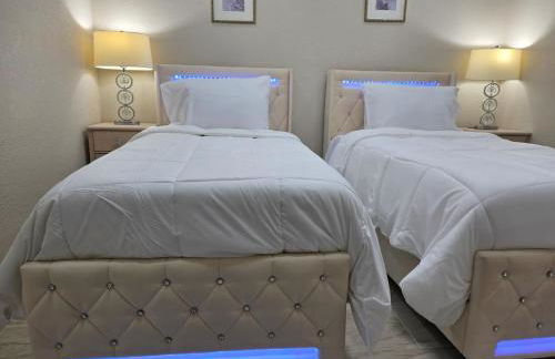 This luxury basement is the perfect getaway - Foto 21