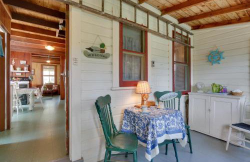 Grandmas Cottage with Sunroom Walk to Beach - Foto 24