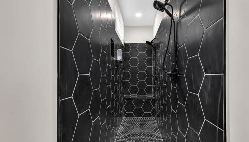 Ocean Lakes getaway 6bd with arcade game table - Photo 3, Shower